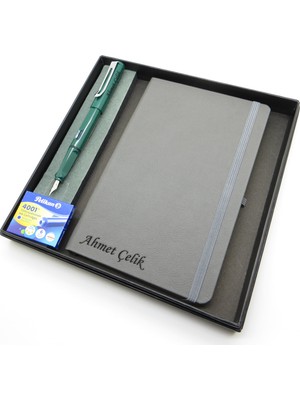 Signator® Codex | N300 Kişiye Özel Defterli Set - Isme Özel Yeşil Dolma Kalem + Isme Özel Gri Defter + Yedek Kartuş| Isme Özel Kutusunda Hediyelik Set