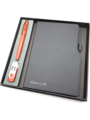 Signator® Codex | N357 Kişiye Özel Defterli Set - Isme Özel Kırmızı Kalem + Isme Özel Siyah Defter + Isme Özel 32 GB USB Bellek | Isme Özel Kutusunda Hediyelik Set