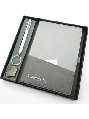 Signator® Codex | N180 Kişiye Özel Defterli Set - Isme Özel Beyaz Kalem + Isme Özel Gri Defter + Isme Özel Anahtarlık | Isme Özel Kutusunda Hediyelik Set