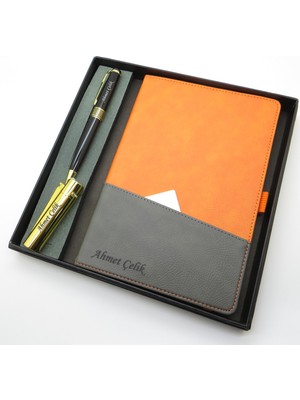 Signator® Codex | N367 Kişiye Özel Defterli Set - Isme Özel Siyah Kalem + Isme Özel Turuncu Defter + Isme Özel Gold Çakmak| Isme Özel Kutusunda Hediyelik Set