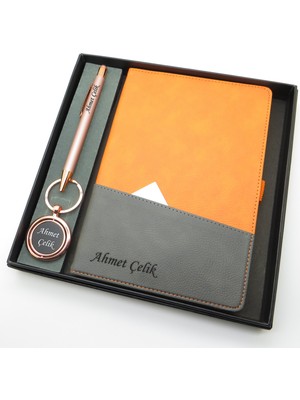 Signator® Codex | N200 Kişiye Özel Defterli Set - Isme Özel Beyaz Kalem + Isme Özel Turuncu Defter + Isme Özel Anahtarlık | Isme Özel Kutusunda Hediyelik Set