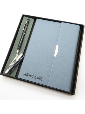 Signator® Codex | N213 Kişiye Özel Defterli Set - Isme Özel Siyah Kalem + Isme Özel Açık Mavi Defter + Isme Özel Gümüş Çakmak | Isme Özel Kutusunda Hediyelik Set