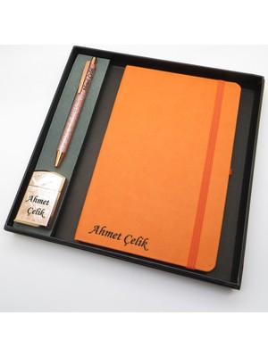 Signator® Codex | N261 Kişiye Özel Defterli Set - Isme Özel Pembe Kalem + Isme Özel Turuncu Defter + Isme Özel Gold Çakmak| Isme Özel Kutusunda Hediyelik Set