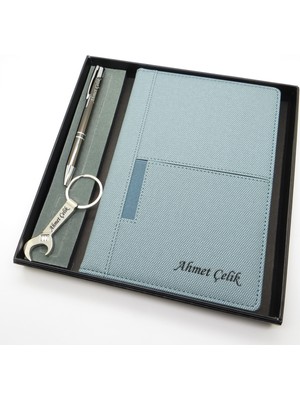 Signator® Codex | N277 Kişiye Özel Defterli Set - Isme Özel Gri Kalem + Isme Özel Açık Mavi Defter + Isme Özel Anahtarlık| Isme Özel Kutusunda Hediyelik Set