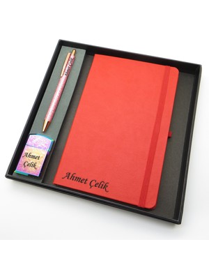 Signator® Codex | N250 Kişiye Özel Defterli Set - Isme Özel Pembe Kalem + Isme Özel Kırmızı Defter + Isme Özel Gökkuşağı Çakmak| Isme Özel Kutusunda Hediyelik Set