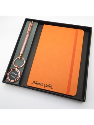 Signator® Codex | N260 Kişiye Özel Defterli Set - Isme Özel Pembe Kalem + Isme Özel Turuncu Defter + Isme Özel Anahtarlık| Isme Özel Kutusunda Hediyelik Set