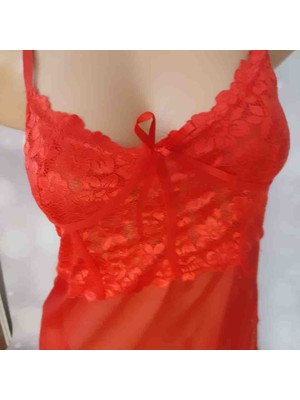 Kırmızı Askılı Üst Kısmı Zarif Dantelli Alt Kısmı Tül Yanlardan Zincir Detaylı Şık Kadın Gecelik