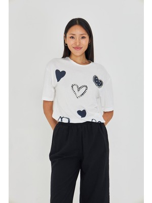 Çoklu Kalp Baskılı Taşlı T-Shirt