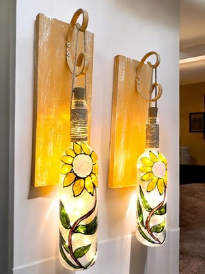 Peri LED Aydınlatma Sarı Ahşap Dekorlu, Vitray El Boyama Ayçiçekli Şarap Şişesi Aplik 2 'li Set.