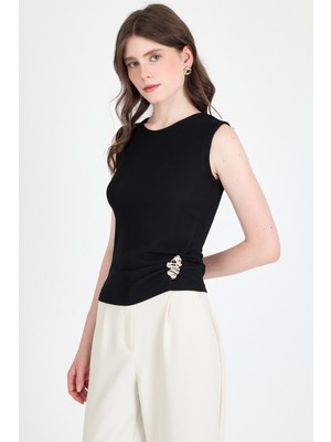 Siyah Yan Toka Detaylı Büzgülü Kolsuz Bluz 020