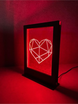 Masa Üstü Ledli Gece Lambası ve Kalp Desenli Pleksi