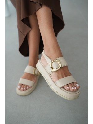 Nency Ince Topuklu Gold Toka Detaylı Lastikli  Kadın Sandalet- Bej