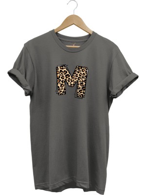 Leopar Desenli Doğum Günü Hediyesi M Harfi Baskılı %100 Pamuk Regular Fit Bisiklet Yaka T-Shirt