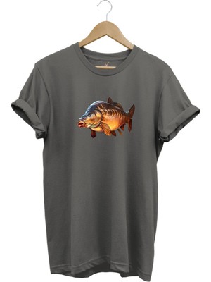 Avcılık Fishing Deniz Göl Sazan Balığı Baskılı Renkli %100 Pamuk Regular Fit Bisiklet Yaka T-Shirt