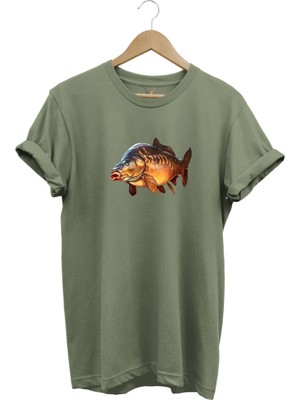Avcılık Fishing Deniz Göl Sazan Balığı Baskılı Renkli %100 Pamuk Regular Fit Bisiklet Yaka T-Shirt