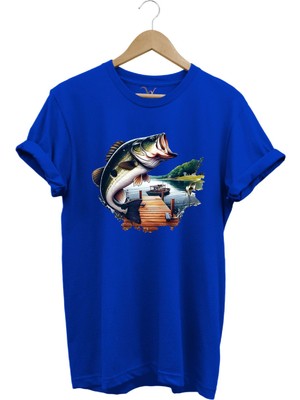 Balıkçılık Siyah Levrek Baskılı Manzara Iskele ve Tekne Balıkçılığı %100 Pamuk Regular Fit T-Shirt