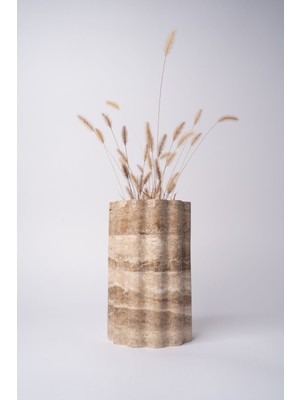 Şık Traverten Saksı ve Vazo, Yuvarlak Kenar Detaylarıyla Zarif Tasarım