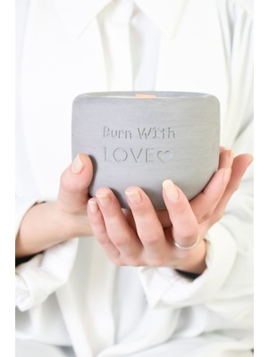 Gri Beton Mumluk ve Soywax Mum, Kiraz Çiçeği Kokusu ile Şık Dekorasyon.