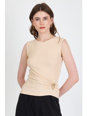 Bej Yan Toka Detaylı Büzgülü Kolsuz Bluz 020