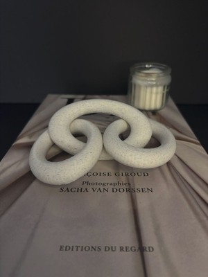 Şık Beyaz Zincir Dekoratif Obje – Masa ve Kitaplık Süs Eşyası