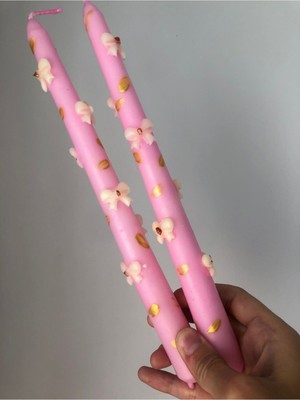 El Çizimi Pembe Fiyonk Kurdele Şamdan Mum, Şık ve Zarif Dekoratif Ürün.
