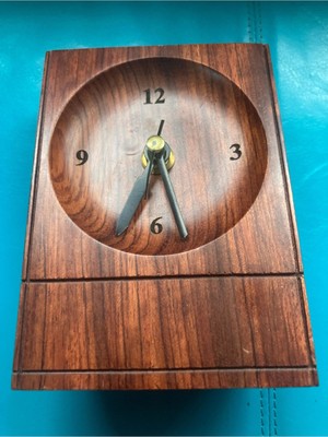 About The Perfect Kahverengi Masif Ahşap Masa Saati Şık ve Doğal Tasarım