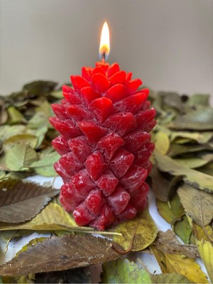 Kozalak Tasarımlı Kırmızı Mum, Şık ve Doğal Dekoratif Aksesuar.