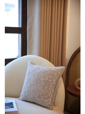 Açık Gri Yumuşak ve Şık Kırlent Kılıfı, Dekorunuza Ferah Dokunuş Sağlar