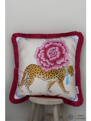 Pembe Leopar Desenli Püsküllü 43X43CM Dekoratif Kare Kırlent Kılıfı