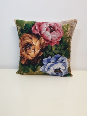 Renkli Üç Çiçek Desenli Şık Kırlent Kılıfı, Ev Dekorunu Güzelleştirir.