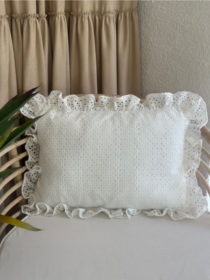Beyaz Fisto Fırfırlı Kırlent Kılıfı, Şık ve Rahat Dekorasyon Ürünü