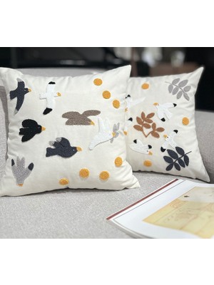 Ekru Nakışlı Keten Kırlent Kılıfı, Şık ve Rahat Dekorasyon Parçası