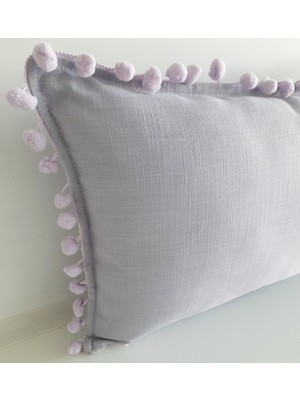Lila Renk Pamuklu Keten Kırlent Kılıfı, Minik Ponpon Detaylarıyla Şık ve Rahat Seçim