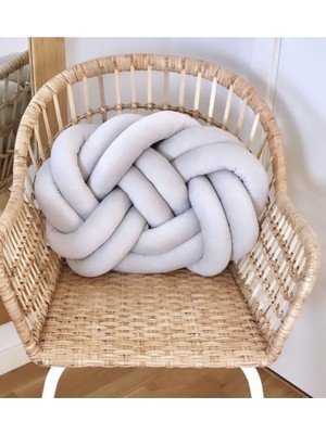 Şık Açık Gri Örgü Düğüm Dekoratif Yastık, Evinizde Zarafet Sağlar.