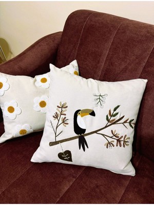 Kuş Figürlü Işlemeli Keten Kırlent Kılıfı Bej, Şık ve Zarif Dekorasyon Parçası