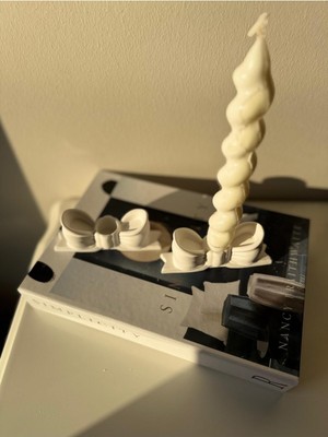 Iki Parçalı Beyaz Fiyonk Şamdan Mumluk, Şıklık ve Zarafet Için Ideal