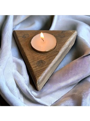 Doğal Ahşap Üçgen Mumluk, Şık ve Sıcak Çam Görünümü ile Dekorunuza Zarif Dokunuş