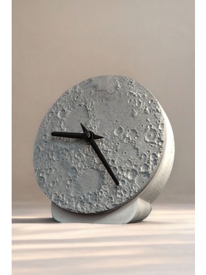 Koyu Gri Beton Masa Saati, Ay Temalı, 15 cm Çap, Şık ve Modern Tasarım