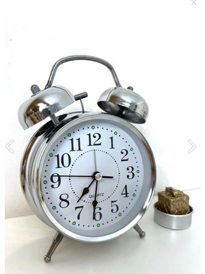 Gümüş Renkli Nostaljik Çalar Masa Saati, Şık ve Zarif Tasarım