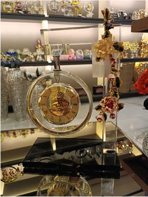 Parlak Sarı Kristal Masa Saati, Şıklık ve Zarafet Için Ideal Seçim