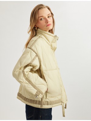 Koton Kemer Detaylı Dik Yaka Uzun Kollu Fermuarlı Cepli Oversize Kapitone Mont