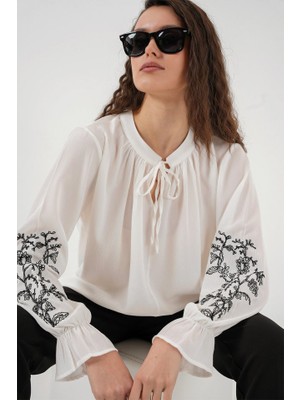 Gökyüzü Moda Nakışlı Örme Bluz 941 - Beyaz