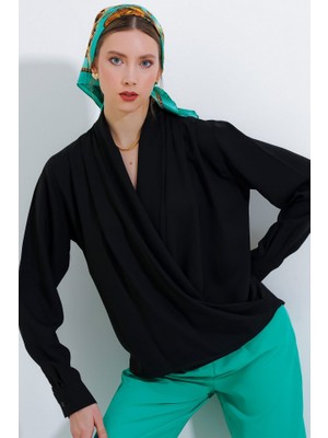 Gökyüzü Moda Siyah Kruvaze Yaka Dökümlü Saten Bluz 0492