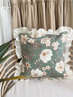 Yeşil ve Ekru Renkli Fırfır Detaylı Çiçek Desenli Kırlent Kılıfı