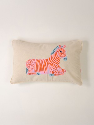 Yıkanmış Keten Kırlent Kılıfı, Pembe ve Ekru Renk Seçenekleriyle Şık ve Rahat.