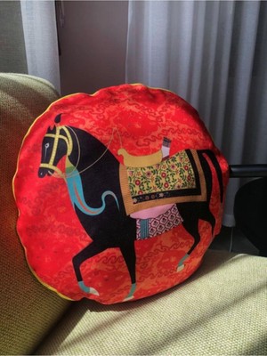 Mercan Kırmızı Yuvarlak Dolgulu At Desenli Yorgan, Şık ve Rahat Uyku Hakkı