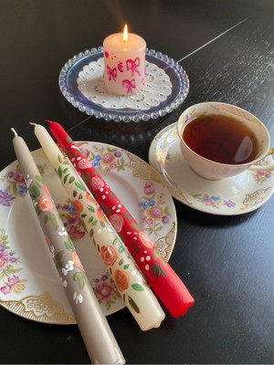 Çiçek Desenli Şamdan Mum, Kırmızı, Beyaz ve Gri Renk Seçenekleri