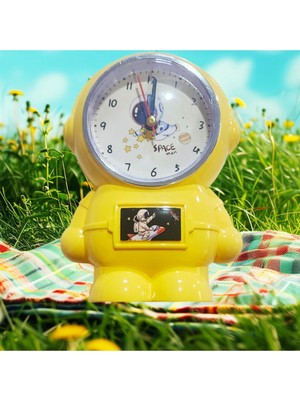 Sevimli Astronot Model Çalar Saat, Canlı Sarı Renkli, Şık ve Fonksiyonel Tasarım