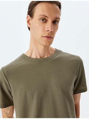 Koton Kısa Kollu Etiket Detaylı Waffle Dokulu Pamuk Karışımlı Bisiklet Yaka Tişört