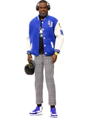 Barbie Signature LeBron James Kenbassadors Bebek, Kolej ceketli kıyafeti ve aksesuarlarıyla koleksiyona uygun HRM33